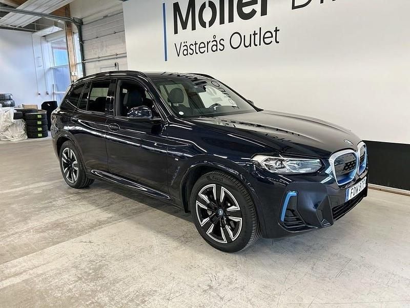 Svart (blå) Begagnad 2021 BMW iX3 M Sport SUV | 289 900 kr (Marknadspris) - Bild 1/3