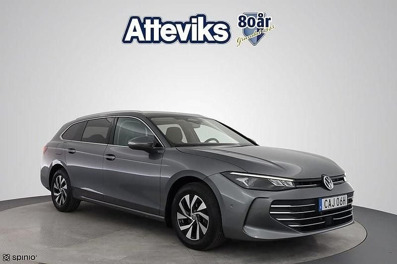 Grå Begagnad 2024 VW Passat Business Kombi | 338 900 kr (Dyr) - Bild 1/4