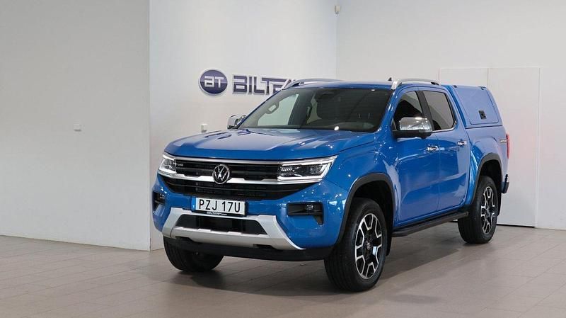 Blå (mid blue metallic) Begagnad 2023 VW Amarok Style Pickup | 674 900 kr (Lite dyr) - Bild 1/4