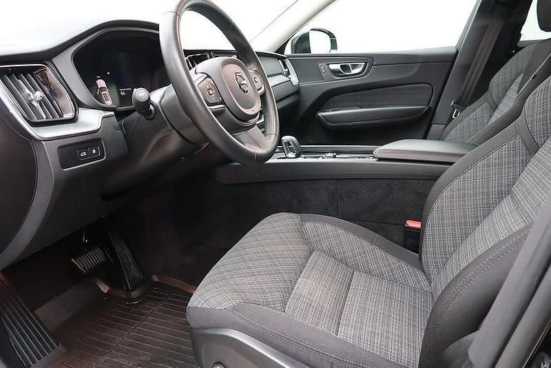 Begagnad Volvo XC60 Core 350 HK (257 kW) 2022 Svart SUV