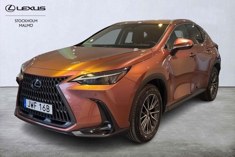 Brun Begagnad 2024 Lexus NX450h+ Business Edition SUV | 569 000 kr (Bra pris) - Bild 1/4