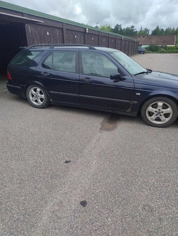 Blå Begagnad 2002 Saab 9-5 Aero Kombi | 21 000 kr (Marknadspris) - Bild 1/4