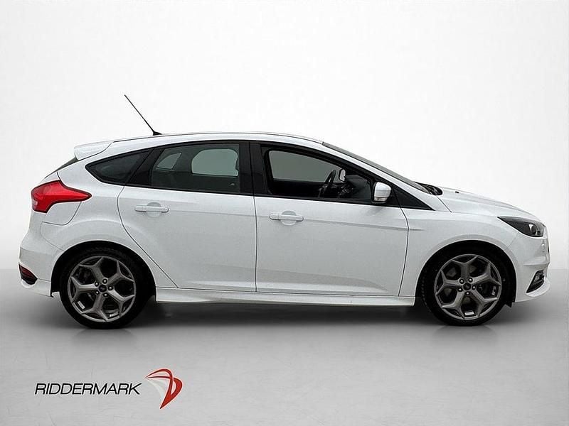 Begagnad Ford Focus ST 250 HK (183 kW) 2016 Vit Halvkombi