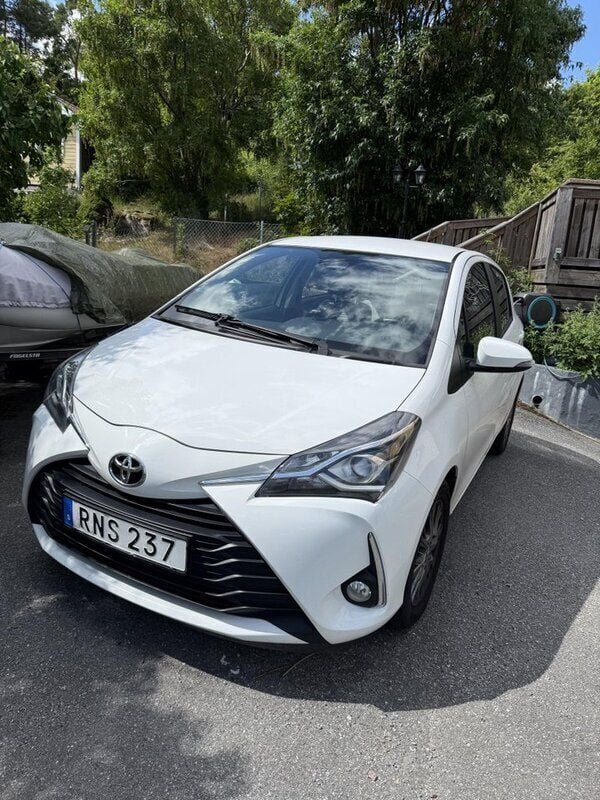 Vit Begagnad 2017 Toyota Yaris Active Halvkombi | 120 000 kr (Marknadspris) - Bild 1/3