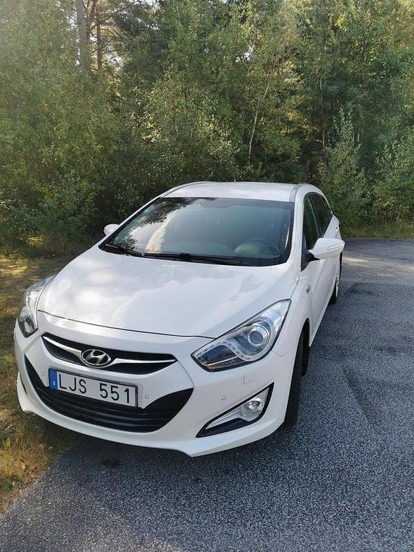 Vit Begagnad 2013 Hyundai i40 Kombi | 95 000 kr (Marknadspris) - Bild 1/4