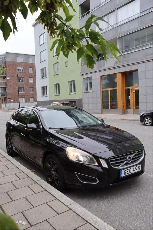 Svart Begagnad 2011 Volvo V60 Momentum Kombi | 89 000 kr (Marknadspris) - Bild 1/4