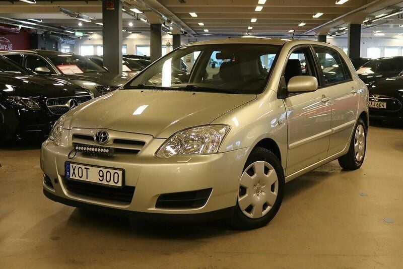 Silver Begagnad 2005 Toyota Corolla Halvkombi | 44 900 kr (Lite dyr) - Bild 1/4