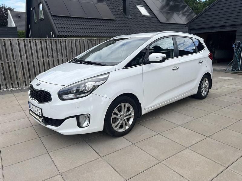 Vit Begagnad 2014 Kia Carens Minibuss | 64 990 kr (Marknadspris) - Bild 1/4