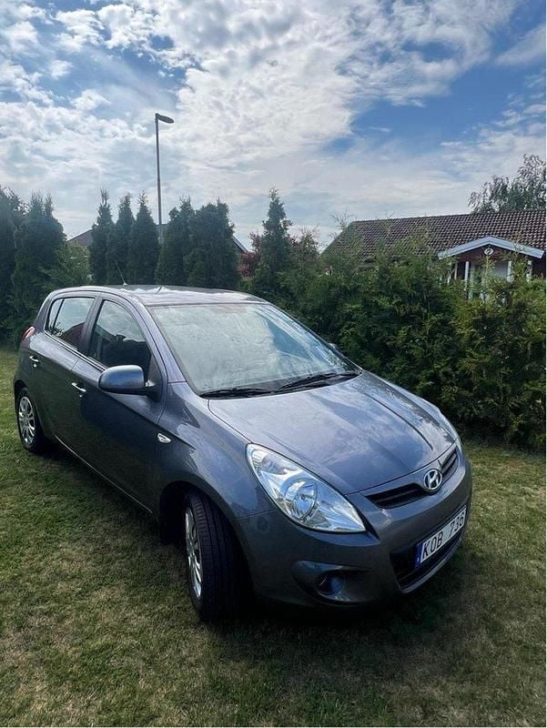 Grå Begagnad 2010 Hyundai i20 Select Halvkombi | 87 000 kr (Lite dyr) - Bild 1/4