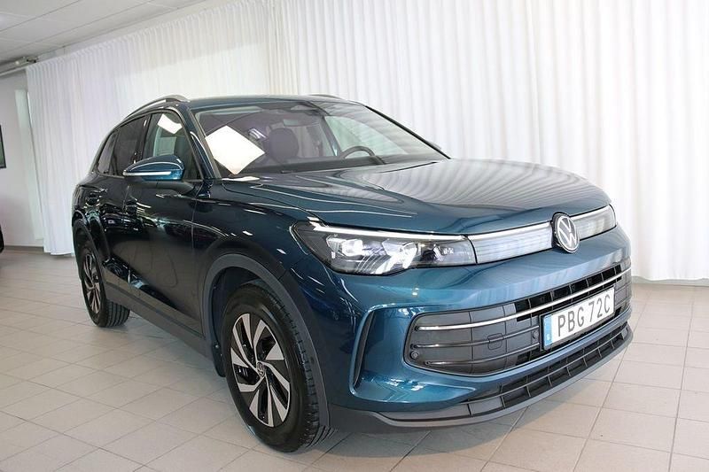 Blå Begagnad 2024 VW Tiguan Life SUV | 378 500 kr (Lite dyr) - Bild 1/4