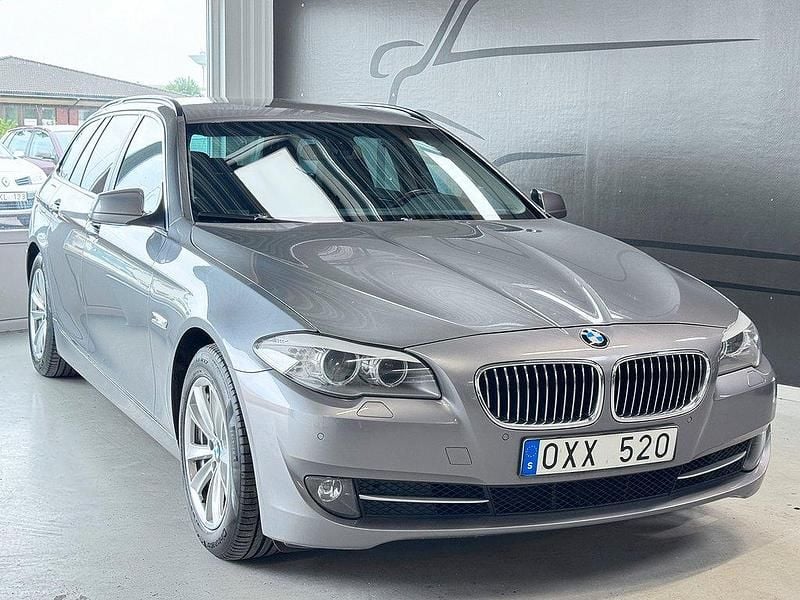 Grå Begagnad 2011 BMW 520 Kombi | 124 900 kr (Lite dyr) - Bild 1/3