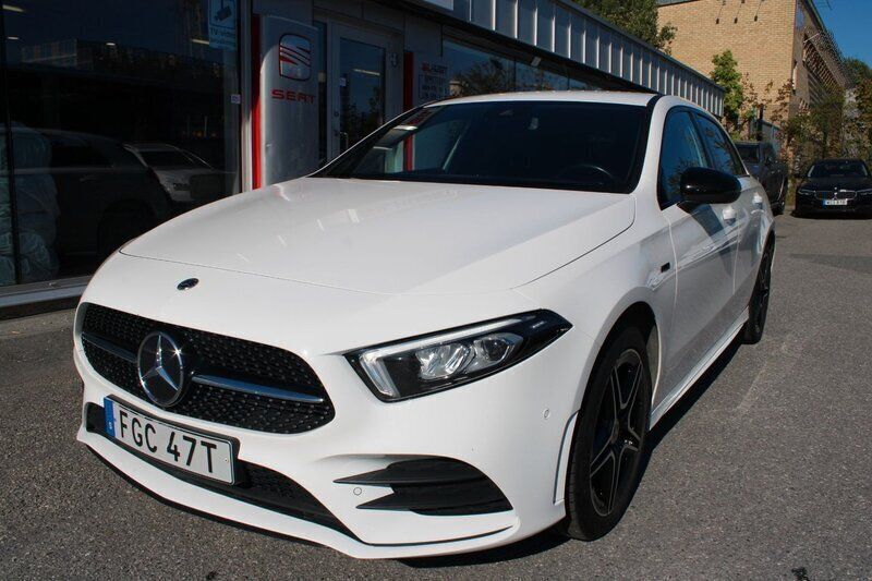 Vit Begagnad 2021 Mercedes A250 AMG Halvkombi | 259 900 kr (Bra pris) - Bild 1/4