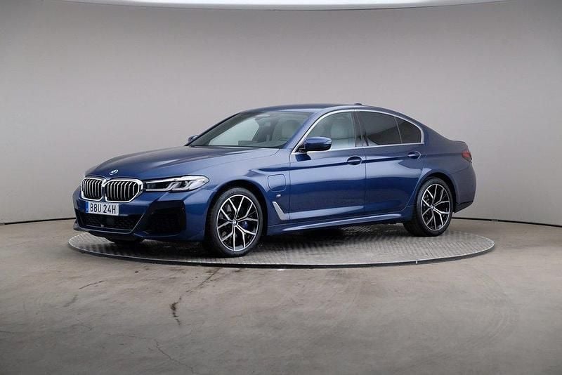 Blå Begagnad 2021 BMW 530e M Sport Sedan | 409 000 kr (Marknadspris) - Bild 1/4