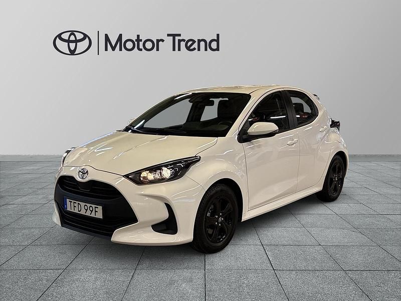 Vit Begagnad 2024 Toyota Yaris Hybrid | 219 900 kr - Bild 1/3