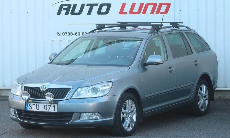Mörkgrå (gråmetallic) Begagnad 2013 Skoda Octavia Elegance Kombi | 55 000 kr (Marknadspris) - Bild 1/4