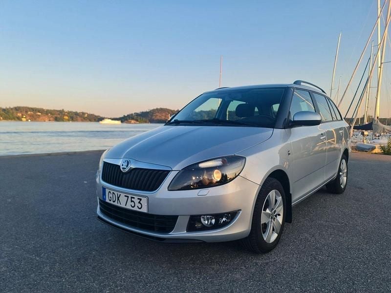 Silver Begagnad 2015 Skoda Fabia Ambition Halvkombi | 94 000 kr (Lite dyr) - Bild 1/4