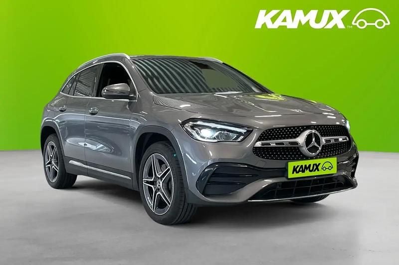 Silver/grå Begagnad 2021 Mercedes GLA250 AMG SUV | 369 800 kr (Marknadspris) - Bild 1/4
