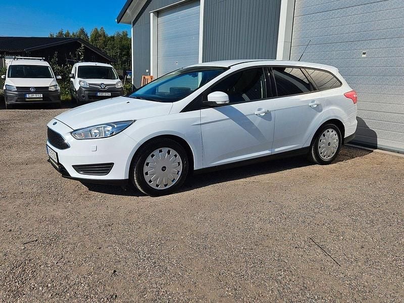 Vit Begagnad 2017 Ford Focus Trend Kombi | 115 000 kr (Marknadspris) - Bild 1/4