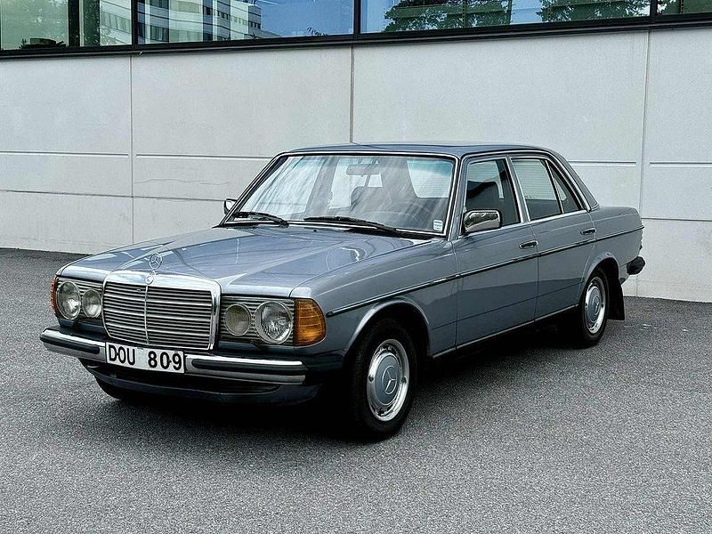 Begagnad Mercedes 230 SE 109 HK (80 kW) 1981 Ljusblå Sedan
