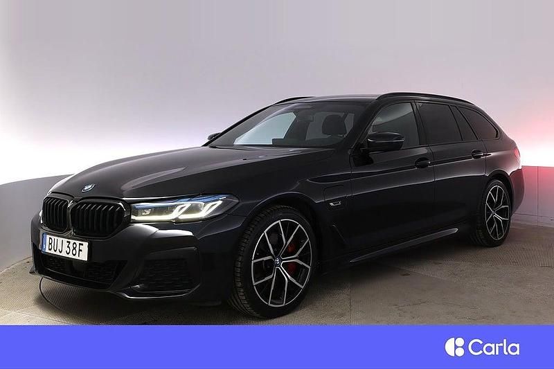 Svart Begagnad 2022 BMW 530e M Sport Kombi | 449 900 kr - Bild 1/4