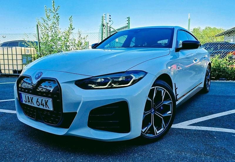 Vit Begagnad 2023 BMW i4 M Sport Sedan | 469 000 kr - Bild 1/4