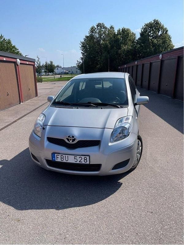 Silver Begagnad 2009 Toyota Yaris Halvkombi | 45 000 kr (Bra pris) - Bild 1/4