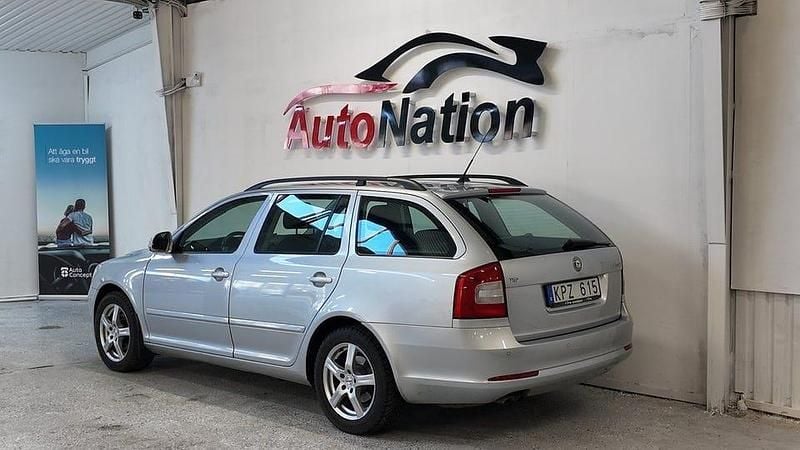 Begagnad Skoda Octavia Elegance 122 HK (89 kW) 2010 Silver Kombi