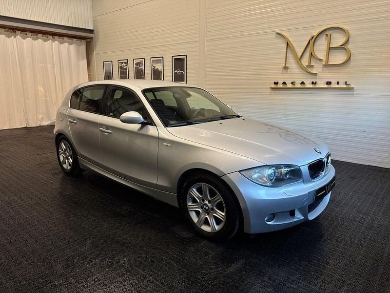 Ljusgrå Begagnad 2007 BMW 120 Advantage Halvkombi | 68 000 kr (Marknadspris) - Bild 1/3
