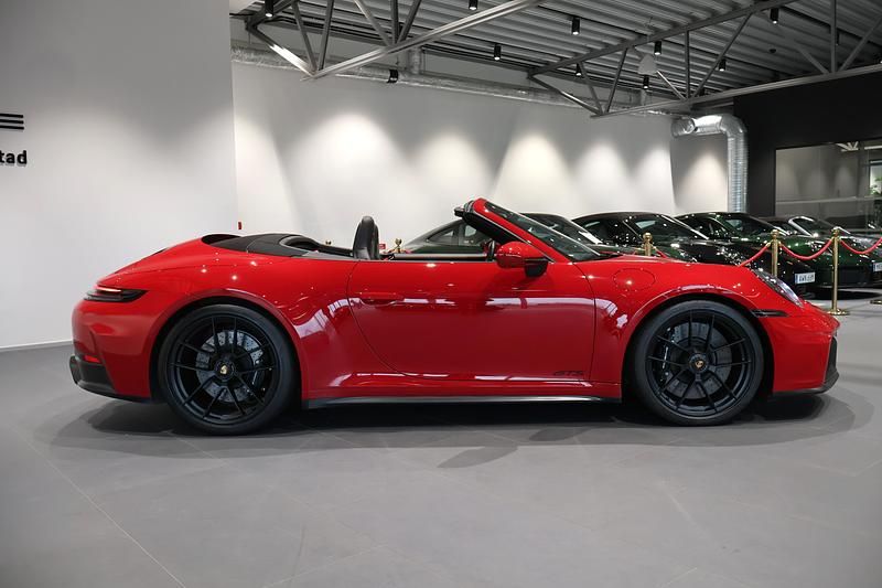Begagnad Porsche 911 485 HK (356 kW) 2025 Flerfärgad Cab