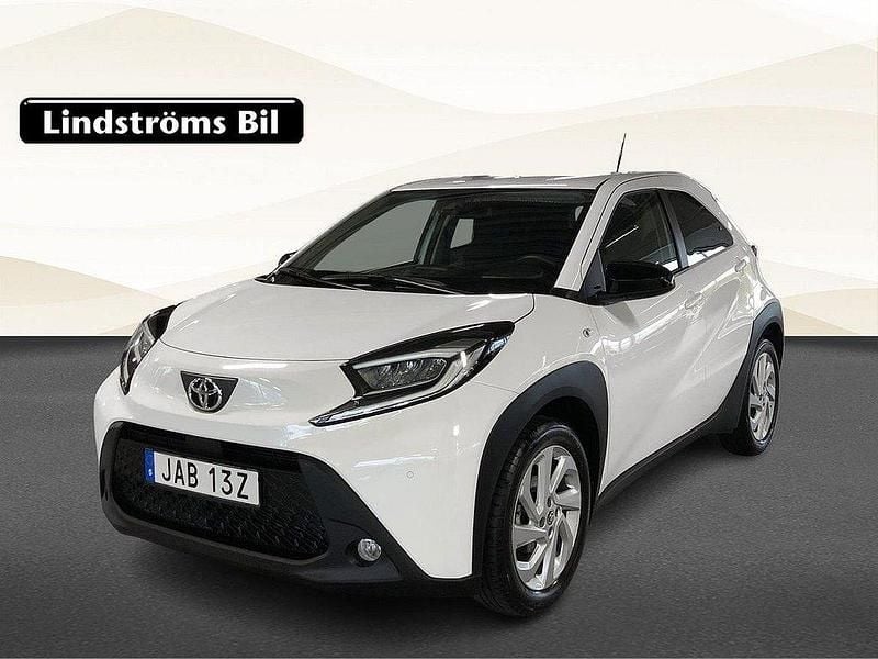 Vit Begagnad 2022 Toyota Aygo Comfort Halvkombi | 169 900 kr (Marknadspris) - Bild 1/3