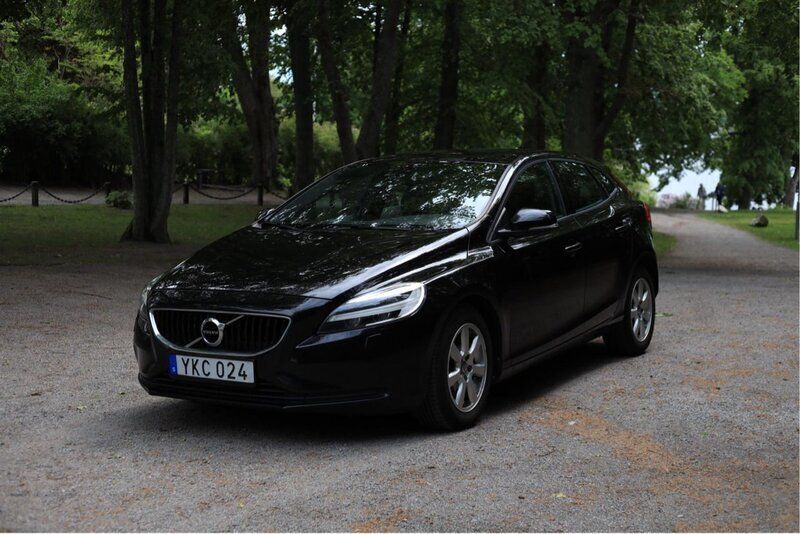 Svart Begagnad 2017 Volvo V40 Kombi | 145 000 kr (Marknadspris) - Bild 1/4