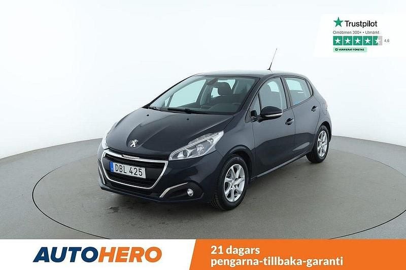 Mörkgrå Begagnad 2018 Peugeot 208 Active Halvkombi | 89 000 kr (Marknadspris) - Bild 1/4