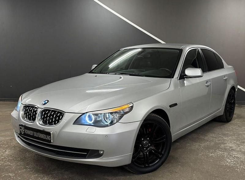 Ljusgrå Begagnad 2007 BMW 530 Sedan | 79 900 kr (Marknadspris) - Bild 1/4