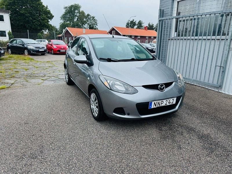 Grå Begagnad 2009 Mazda 2 Halvkombi | 29 900 kr (Marknadspris) - Bild 1/4