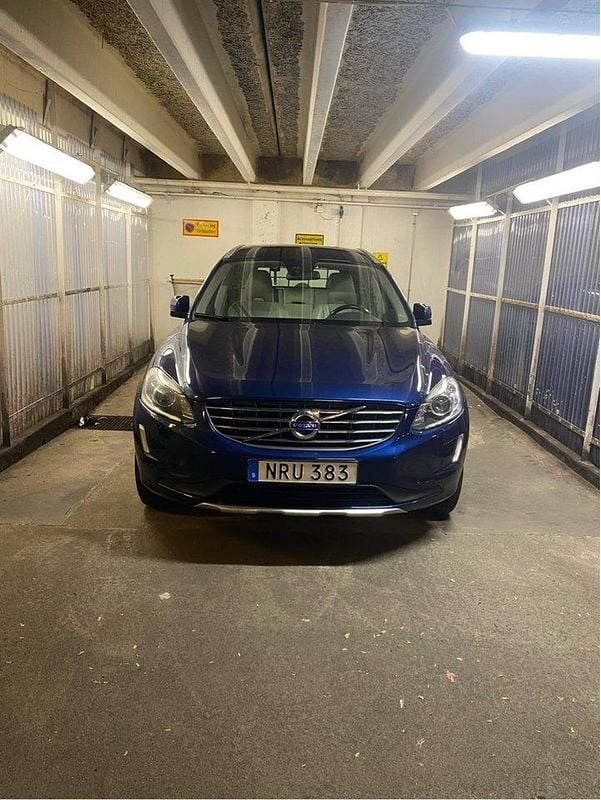 Blå Begagnad 2015 Volvo XC60 Ocean Race SUV | 169 999 kr (Marknadspris) - Bild 1/4