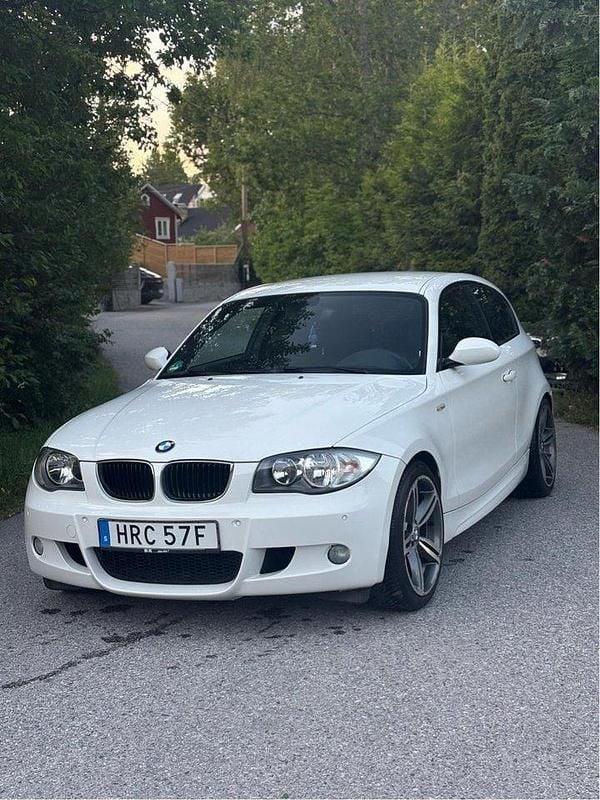 Vit Begagnad 2009 BMW 116 Advantage Halvkombi | 80 000 kr (Lite dyr) - Bild 1/4