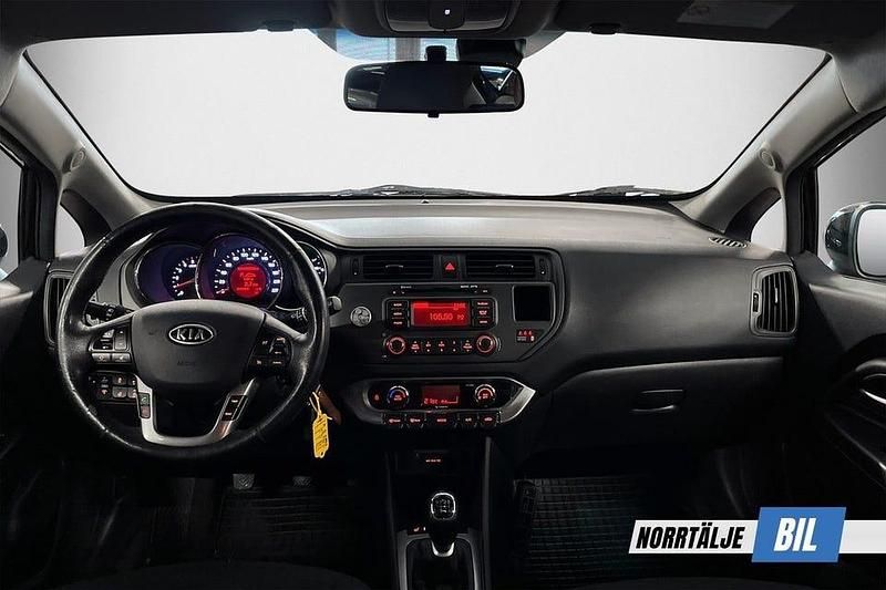 Begagnad Kia Rio 90 HK (66 kW) 2012 Svart Halvkombi