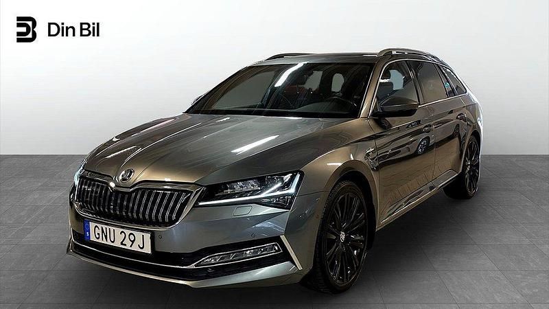Grå Begagnad 2022 Skoda Superb Kombi | 349 900 kr (Dyr) - Bild 1/4
