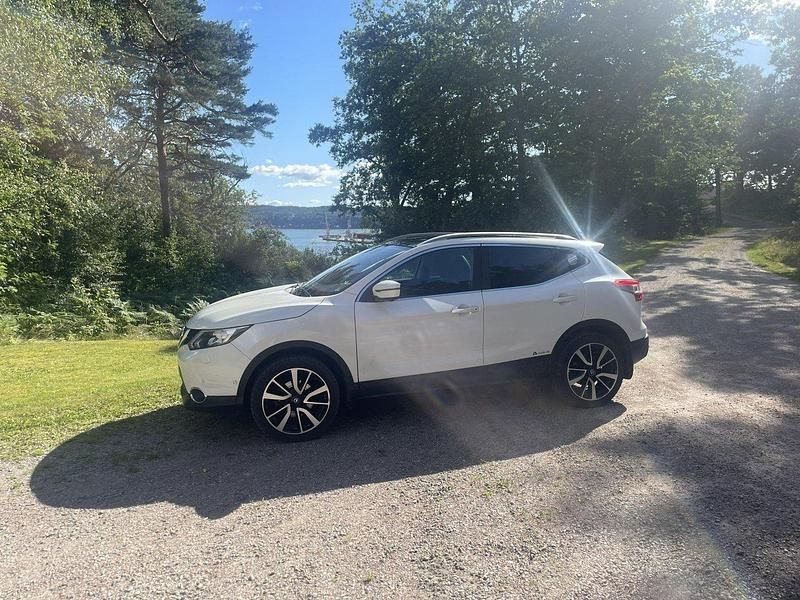 Vit Begagnad 2017 Nissan Qashqai SUV | 127 000 kr (Marknadspris) - Bild 1/4