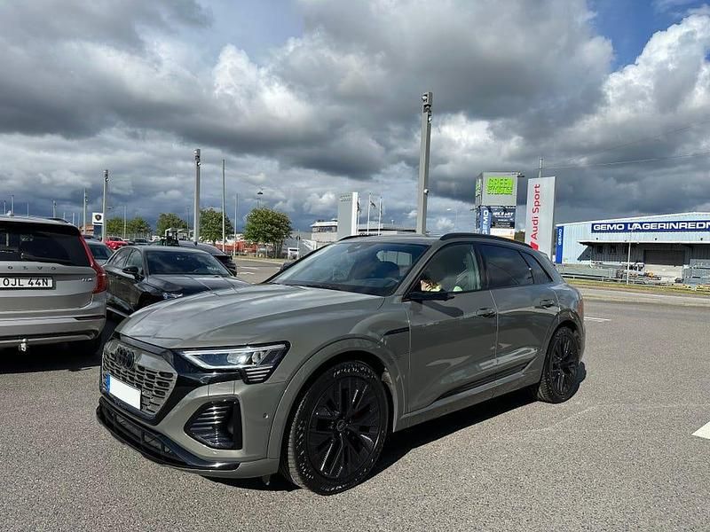 Begagnad Audi Q8 e-tron S-Line 300 kW (408 HK) 2024 Chronosgrå metallic SUV
