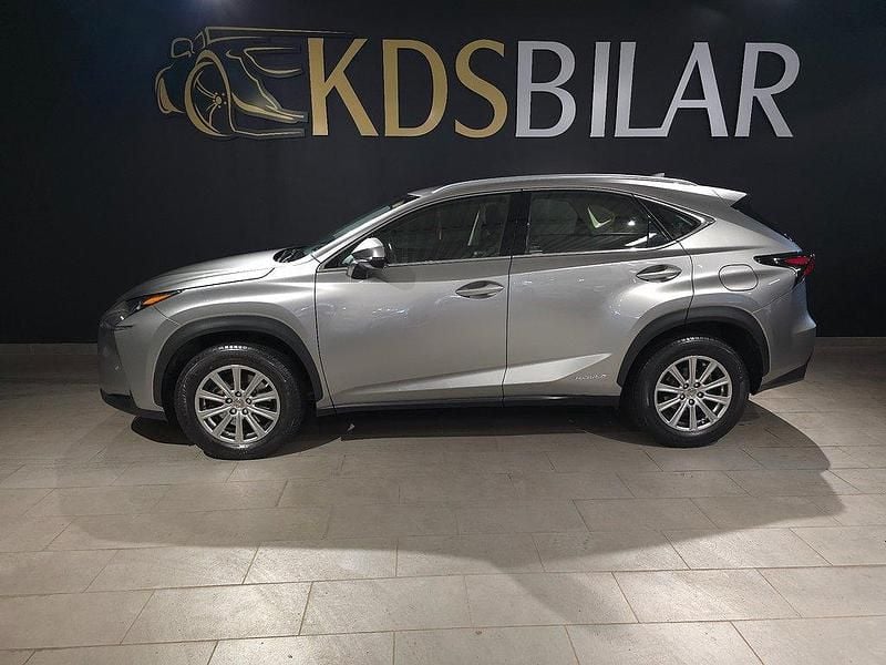 Ljusgrå Begagnad 2016 Lexus NX300h SUV | 225 000 kr (Marknadspris) - Bild 1/4