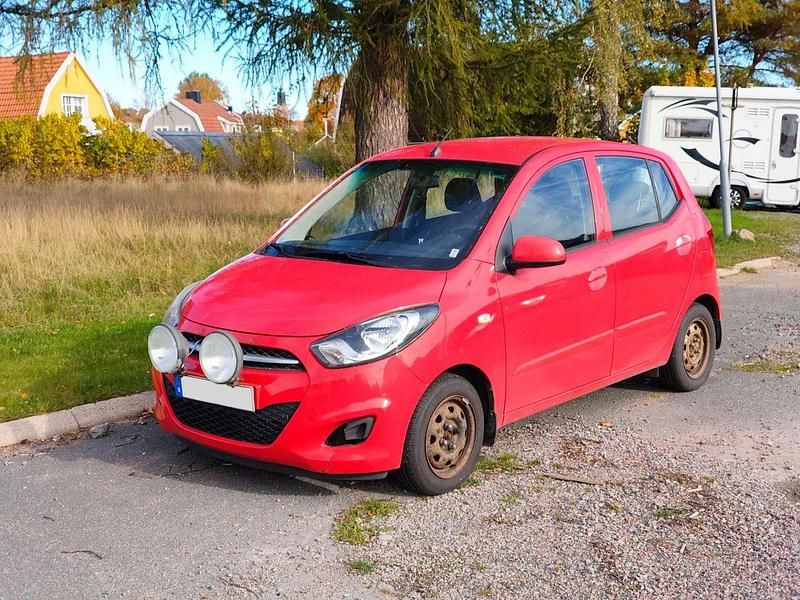 Röd Begagnad 2011 Hyundai i10 Premium Halvkombi | 15 000 kr (Superpris) - Bild 1/4