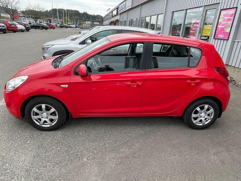 Begagnad Hyundai i20 Select 78 HK (57 kW) 2012 Röd Halvkombi