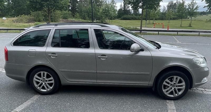 Brun Begagnad 2013 Skoda Octavia Elegance Kombi | 42 000 kr (Superpris) - Bild 1/4