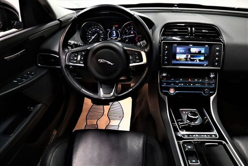 Begagnad Jaguar XE Prestige 180 HK (132 kW) 2017 Svart Sedan