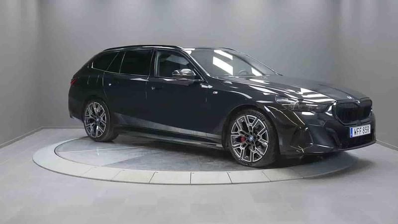 Svart Begagnad 2025 BMW 530e Kombi | 679 000 kr - Bild 1/1