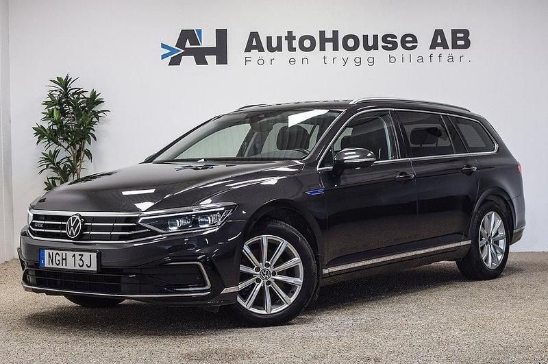 Mörkgrå Begagnad 2020 VW Passat GTE Kombi | 279 000 kr (Lite dyr) - Bild 1/4