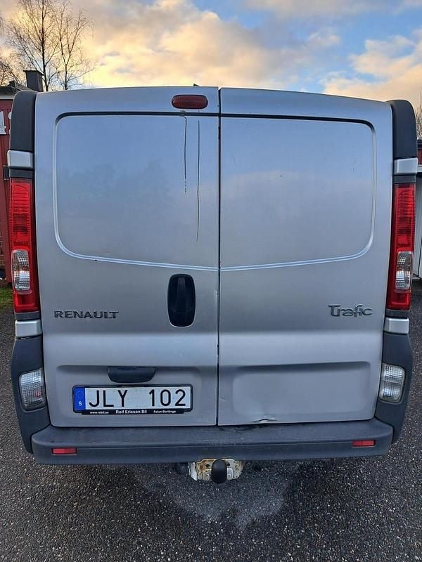 Begagnad Renault Trafic 115 HK (84 kW) 2007 Silver metallic Minibuss