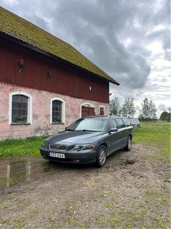 Grå Begagnad 2004 Volvo V70 Kombi | 21 900 kr (Bra pris) - Bild 1/4