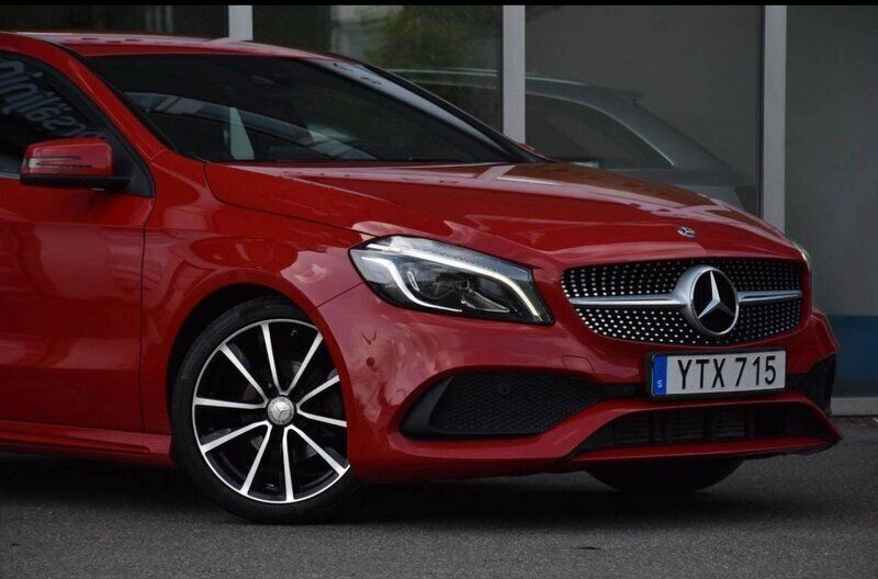 Röd Begagnad 2018 Mercedes A180 Halvkombi | 149 900 kr (Marknadspris) - Bild 1/4